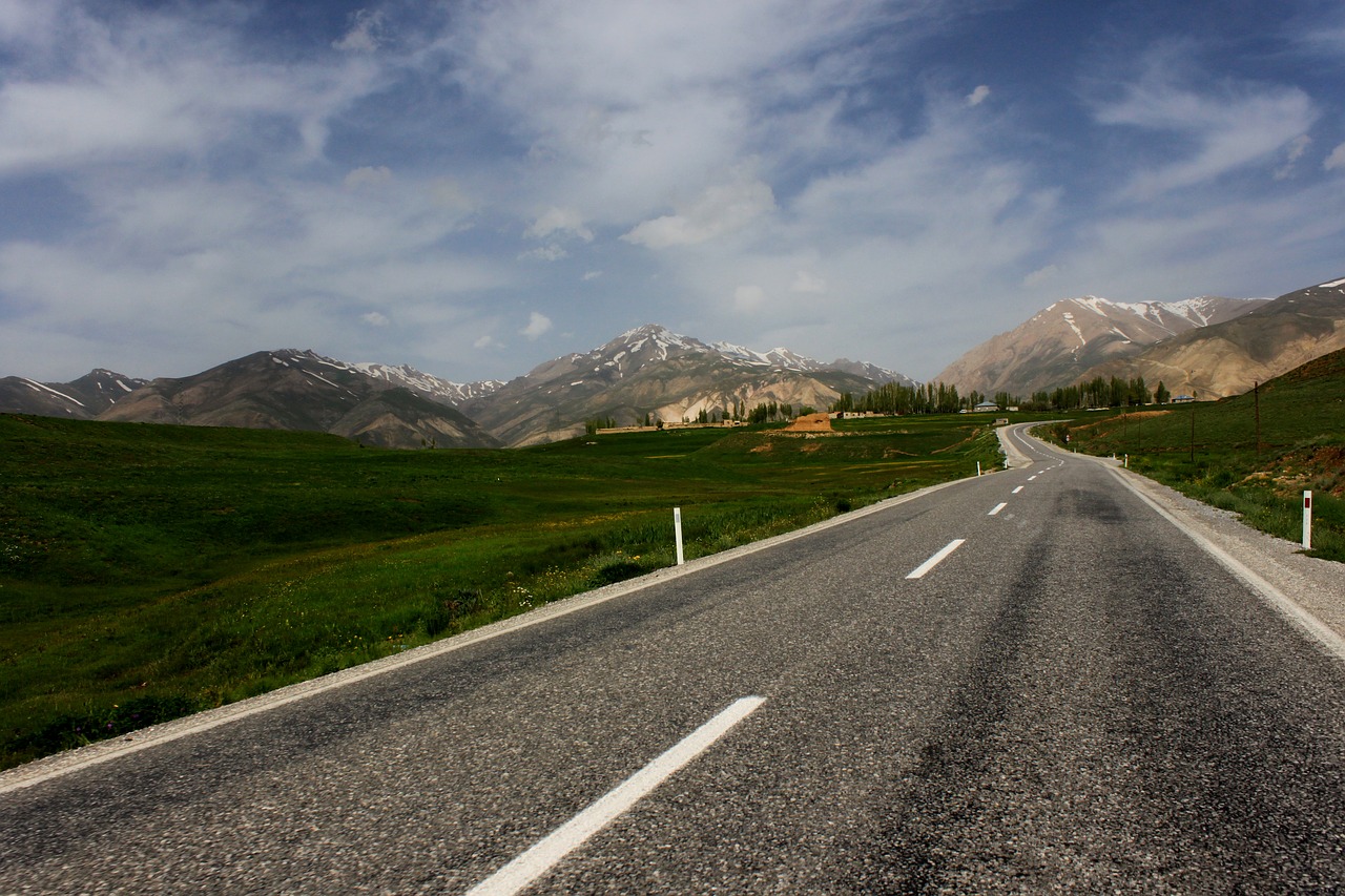 Carretera con montañas de fondo